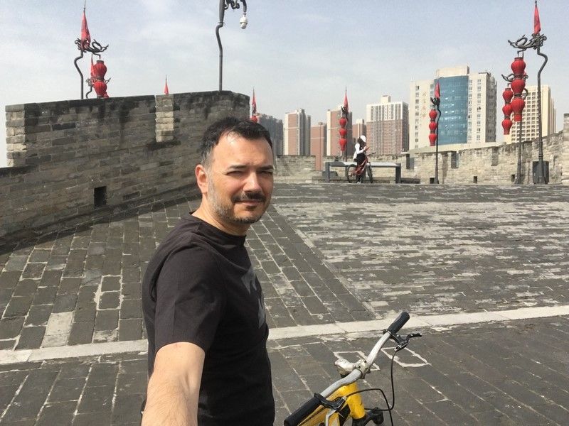 Eva y Óscar recorriendo Xian en bicicleta