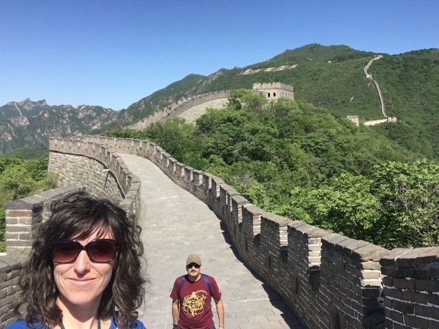 Eva y Óscar en la Gran Muralla China de Mutianyu
