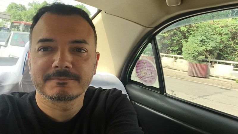 Óscar viajando en taxi durante nuestro viaje por China