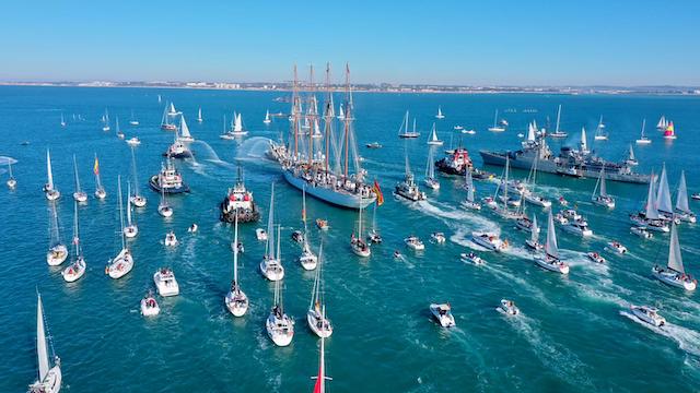 B/E "Juan Sebastián de Elcano" saliendo del puerto de Cádiz