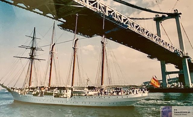 El BE J.S. Elcano pasando por debajo del Puente Yokohama
