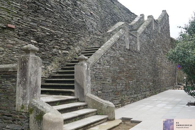 Escalinata de subida al adarve de la Muralla romana de Lugo