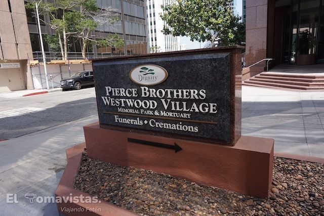 Cartel de entrada al cementerio Pierce Brothers Westwood Village en Los Angeles