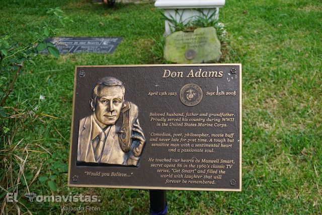 Tumba de Don Adams (súper Agente 86) en el Hollywood Forever Cemetery