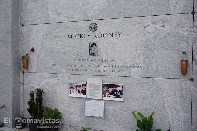 Tumba de Mickey Rooney en el Hollywood Forever Cemetery
