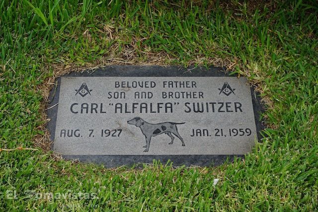 Tumba de Carl Switzer (Alfalfa) en el Hollywood Forever Cemetery