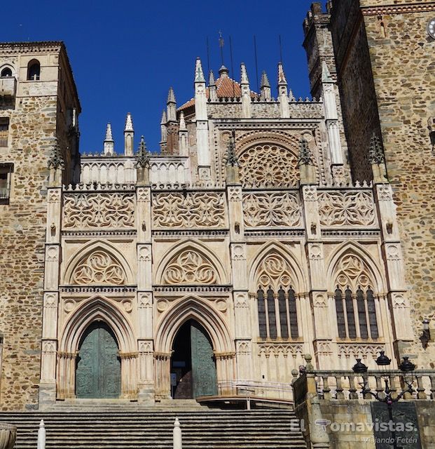 Entrada a la Basílica del Real Monasterio de Santa María de Guadalupe