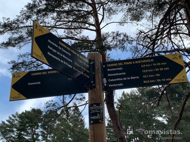 Cartel informativo de rutas en el Puerto de Canencia (Madrid)