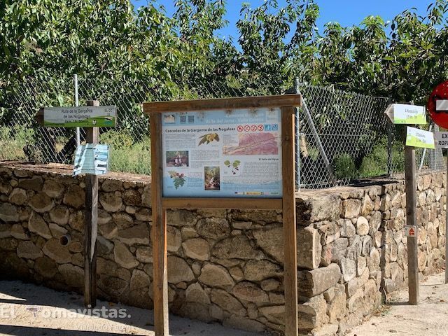 Carteles informativos sobre la ruta de las Cascadas de las Nogaledas
