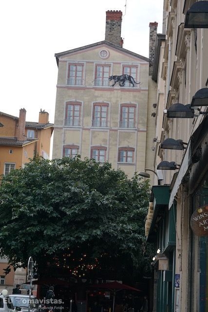 Uno de los muchos frescos que se pueden ver en Lyon