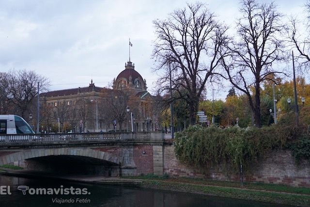 Puente del Teatro y al fondo el Palacio du Rhin, Estrasburgo