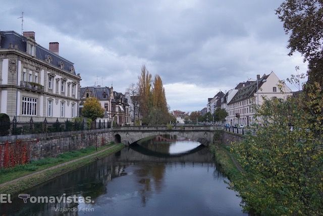 Río L'II y en la orilla izquierda barrio de Neustadt, Estrasburgo
