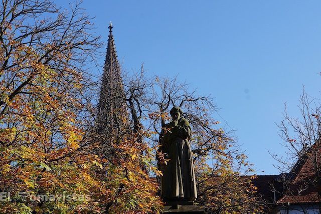 Monumento al monje franciscano de Friburgo Berthold Schwarz, Friburgo