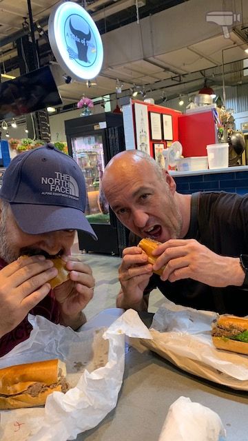 Comiendo un Cheesesteak en Reading Terminal Market, Filadelfia