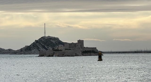 Les Illes, Marsella