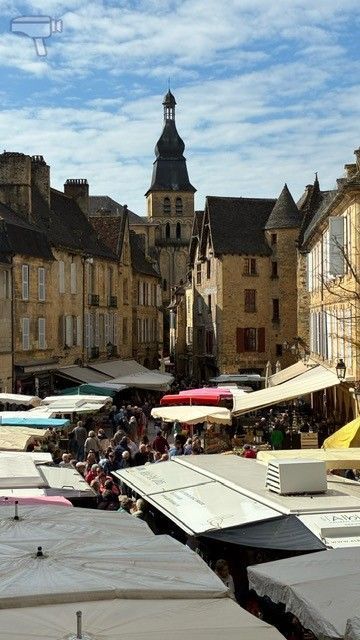 Mercado de Sarlat en la Plaza de la Liberté
