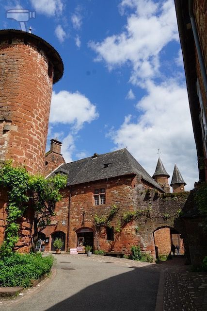 Collonges-la-Rouge, uno de los pueblos más peculiares del viaje por el color rojo intenso de sus piedras