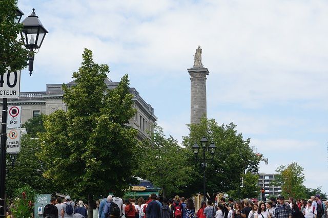 Imagen de la Place Jacques-Cartier y al fondo el polémico Monumento a Nelson