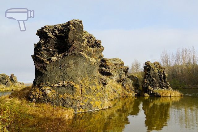 Columnas de piedra de Kálfaströnd, emergiendo del agua como esculturas naturales