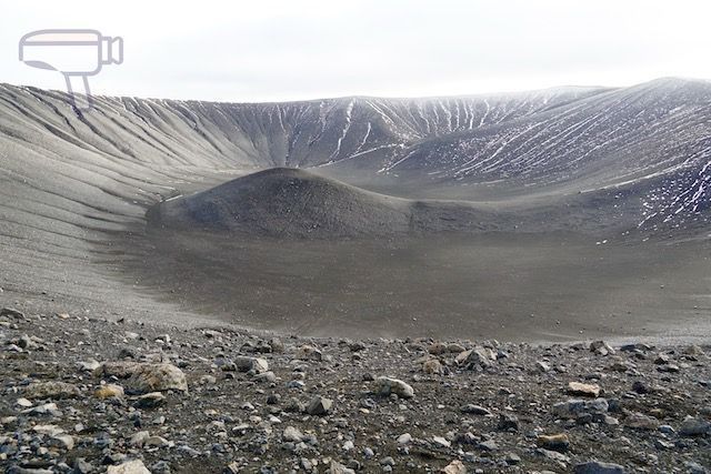 Impresionante cono de ceniza, de unos 420 metros de altura y un diámetro de 1 km, es uno de los cráteres de explosión más grandes y mejor conservados del mundo.
