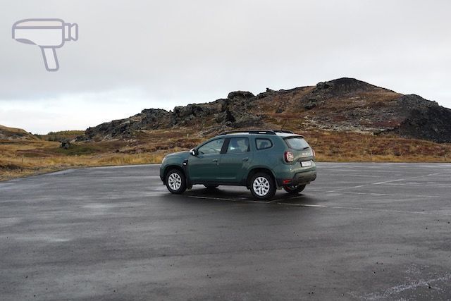 Nuestro coche de alquiler en el parking de Höfđi