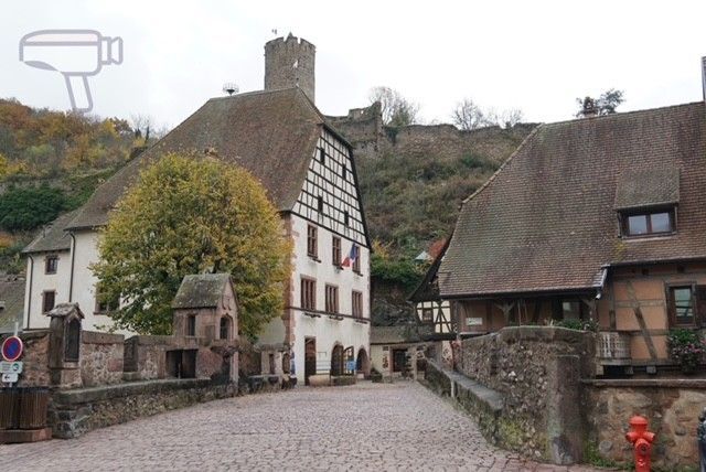Puente fortificado de Kaysersberg. Bonito puente levantado en 1514, en piedra rosa y con parapetos que aún muestran saeteras.