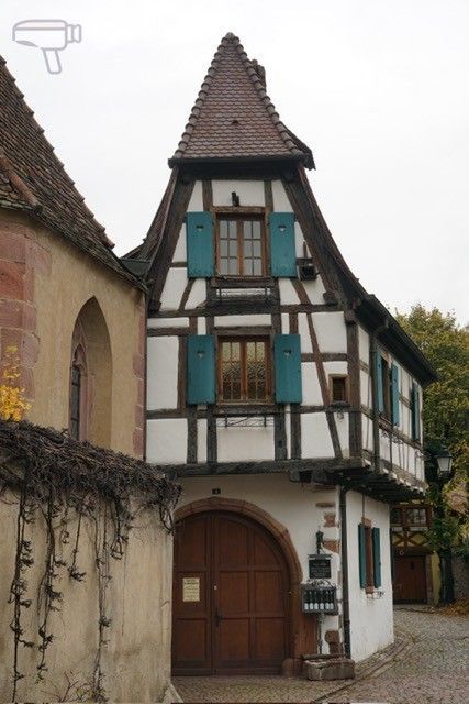 Bonita casa de entramado de madera en Kaysersberg.