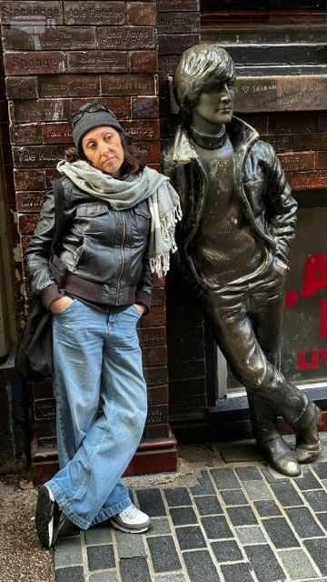 Eva junto a la estatua de Lennon en el Wall of Fame