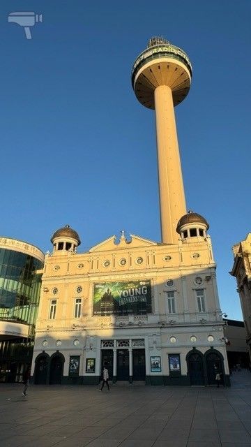 En Williamson Square podrás ver el Playhouse Theatre y detrás de él, uno de los iconos de Liverpool, la St Johns Beacon