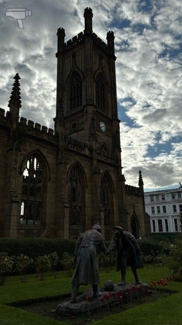 St. Luke’s Bombed Out Church, una iglesia sin techo, bombardeada durante la Segunda Guerra Mundial, que hoy se ha transformado en espacio cultural y de encuentro.