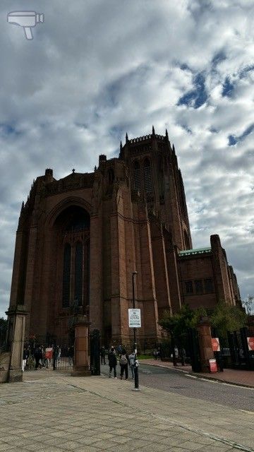 La Catedral Anglicana de Liverpool impresiona desde cualquier ángulo. Diseñada por Giles Gilbert Scott —el mismo arquitecto de la icónica cabina telefónica roja británica—, su construcción comenzó en 1904 y se prolongó durante más de 70 años.