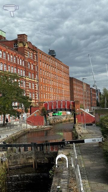 The Kitty Bridge, un pequeño puente metálico que cruza el canal con ese aire entre nostálgico y futurista