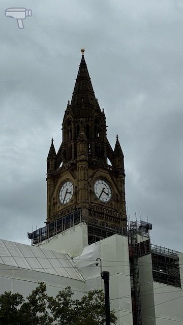 Lo poco que se ve del ayuntamiento es su torre del relon