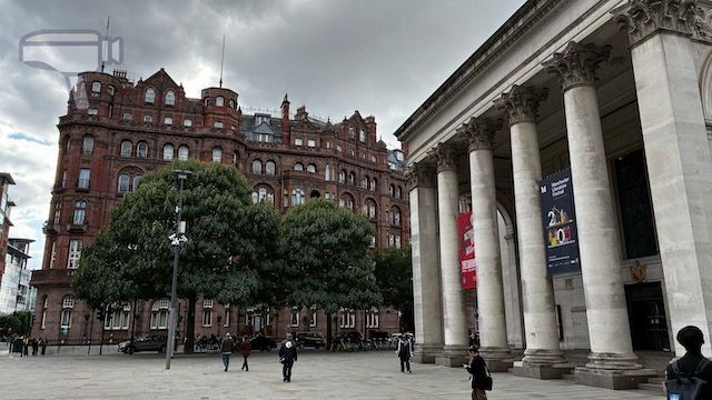 En St. Peter's Square se puede ver la Biblioteca Central y el hotel The Midland