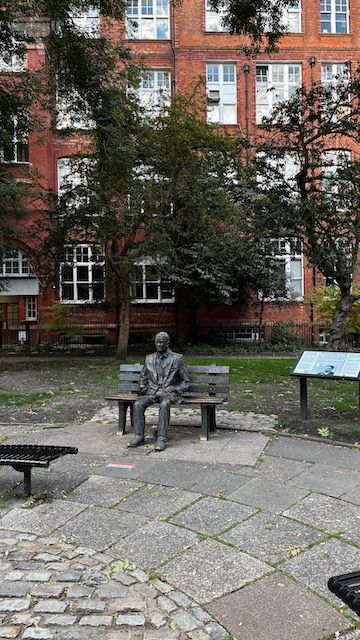Estatua de Alan Turing, el matemático británico que descifró el código Enigma, en Sackville Gardens