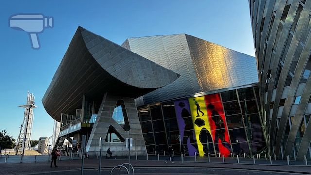 The Lowry, un impresionante edificio de titanio y cristal que acoge un teatro, galerías y exposiciones dedicadas al pintor local L. S. Lowry.