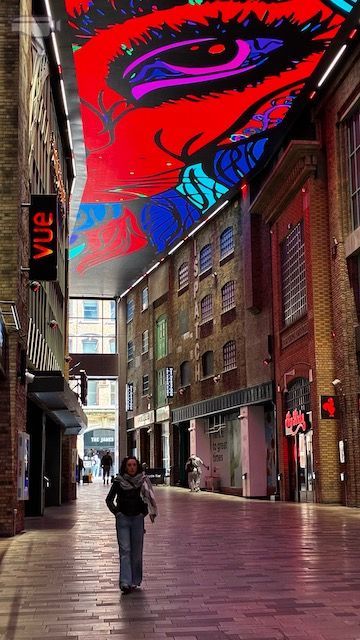 The Printworks fue en su día un enorme complejo de imprentas que abastecía a la prensa británica; hoy, reconvertido en centro de ocio, vibra con restaurantes, bares y cines bajo un techo de cristal al más puro estilo de Fremont Street