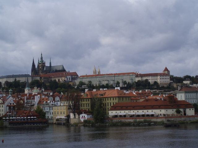 Vista del Castillo de Praga desde el Puente de Carlos