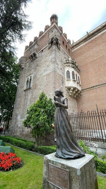 Monumento a Catalina de Aragón y detrás el Palacio Arzobispal