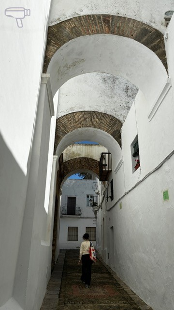 juderia de vejer calle con arcos blancos