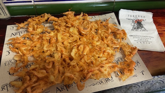 Espectacular tortilla de camarones de la Taberna Casa Manteca