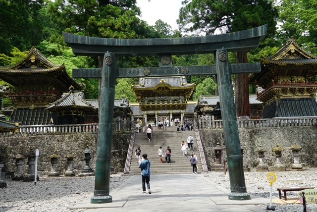 Puerta torii y santuario Toshogu en Nikko durante nuestra ruta por Japón