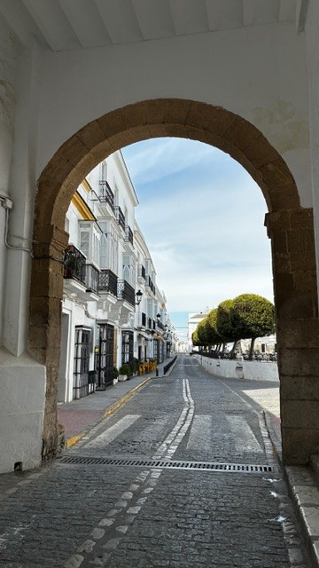 Entrada al casco histórico de Medina Sidonia desde la Plaza de España