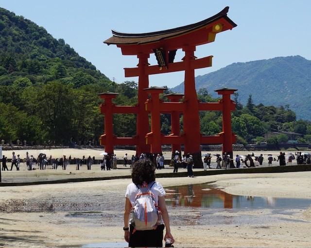 Caminando hacia el gran Torii de Miyajima durante nuestra ruta por Japón en 16 días