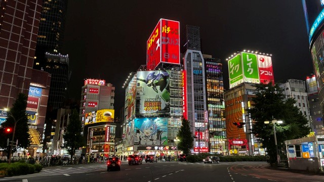 Shinjuku de noche durante nuestra ruta por Japón en 16 días