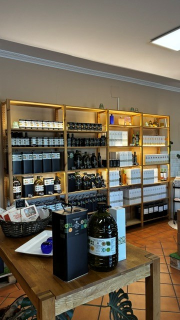 Interior de la tienda de la Almazara Saturnino Arias, Guarroman (Jaén)