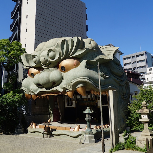 Entrada del santuario Yasaka Namba con su característica cabeza de león en Osaka