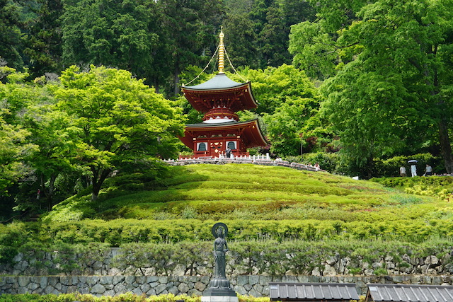 Pagoda roja rodeada de jardines en el templo Katsuo-ji de Osaka