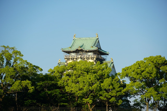 Castillo de Osaka visto desde los jardines que lo rodean