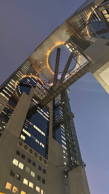 Umeda Sky Building al atardecer, uno de los edificios más emblemáticos que ver en Osaka